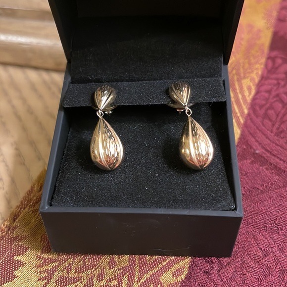 14 kt gold drop earrings. These gold earrings are striated with floral inserts - Picture 2 of 3